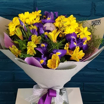 Цветы Гранд Флора(Лучезарность - букет с ирисами, альстромериями и хризантемой)